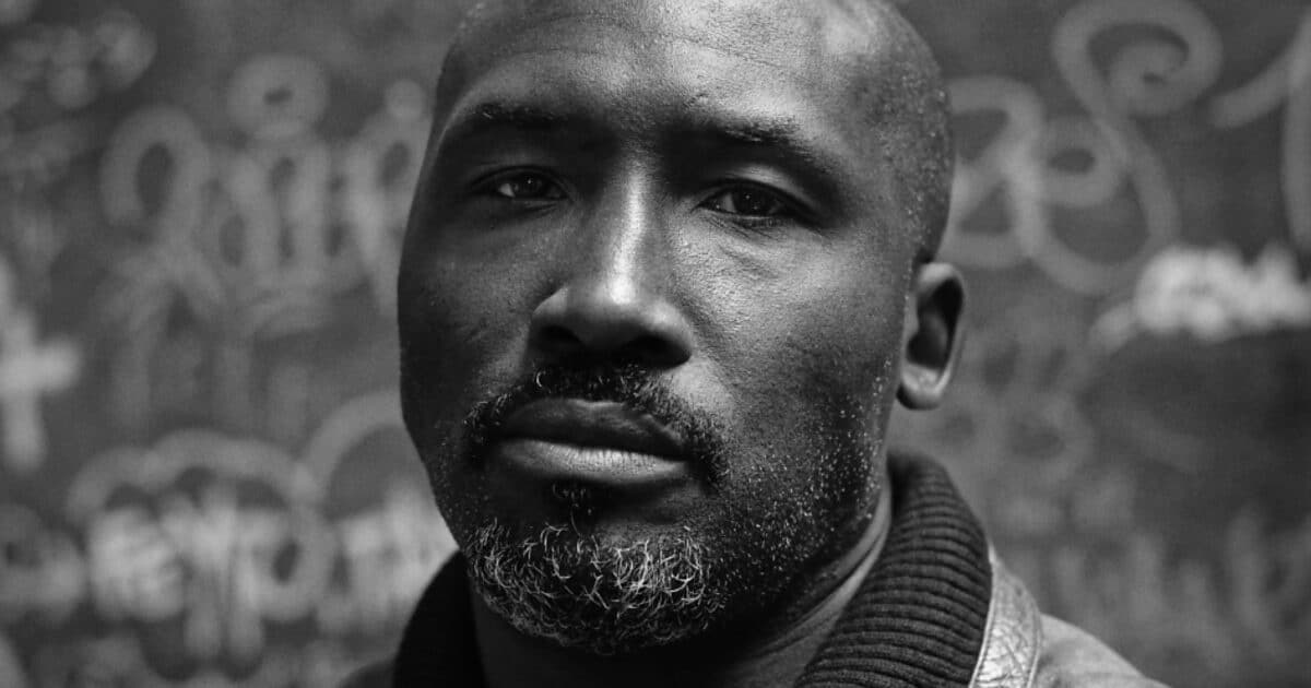 Photographie de face du réalisateur Jimmy Laporal Trésor, réalisateur du film Les Rascals et du court métrage Soldat Noir 
